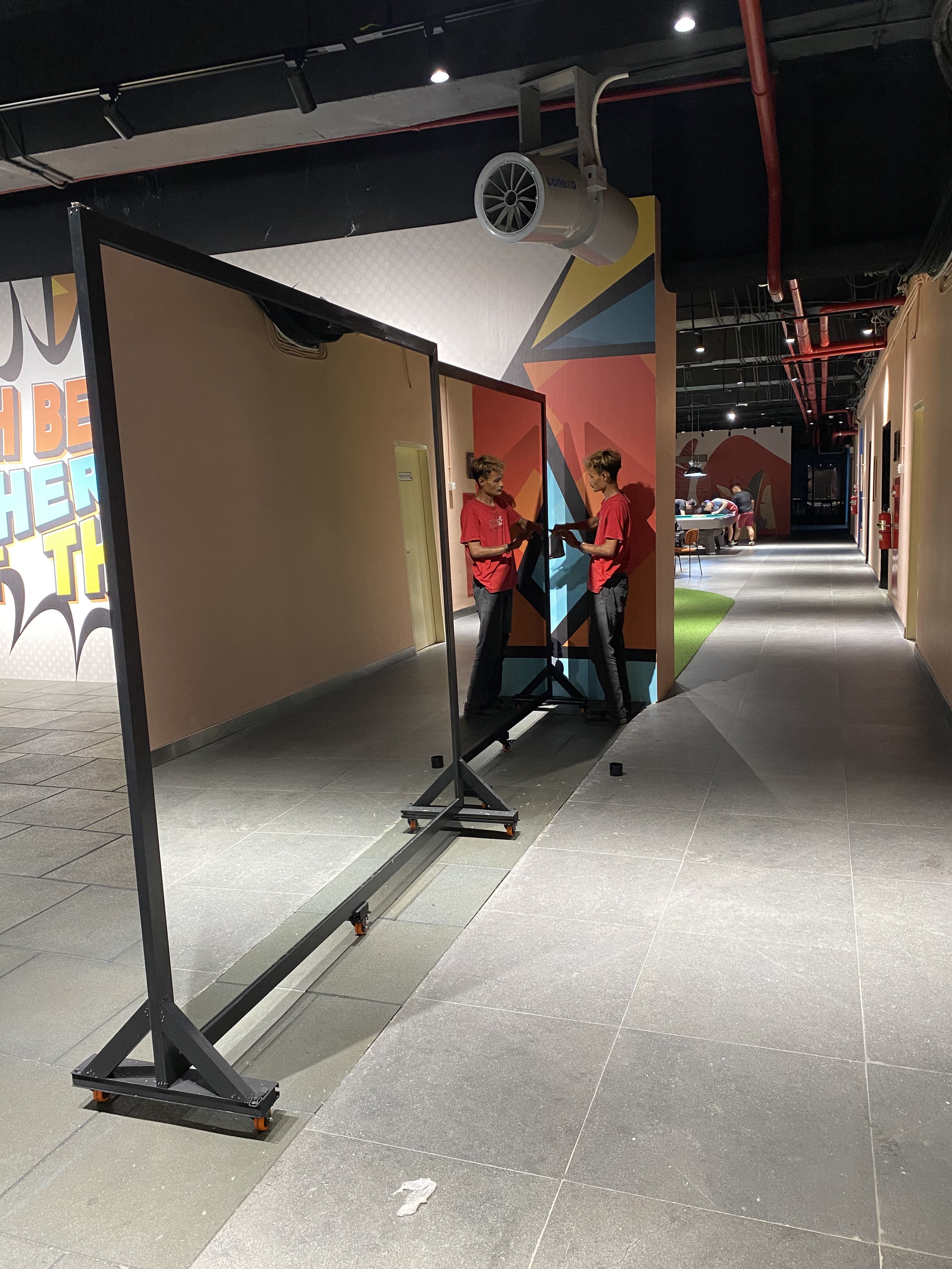Cermin dengan Kaki Roda — Studio & Salon, Jabodetabek